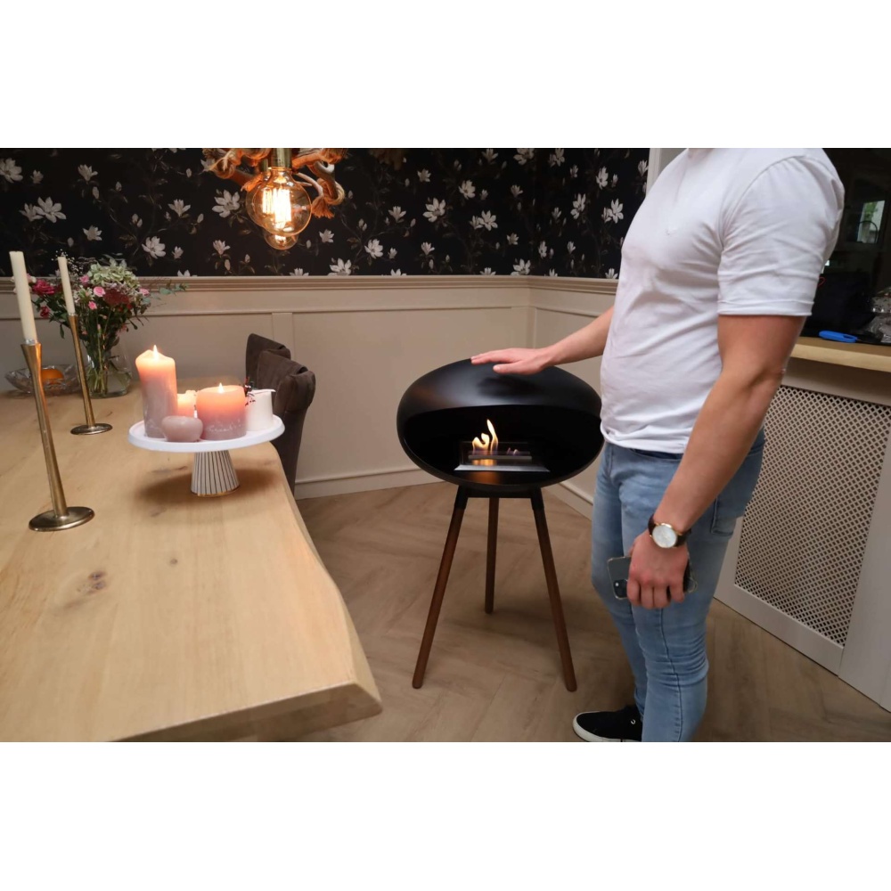 Prepyard high bio ethanol met man die warmte aanvoelt